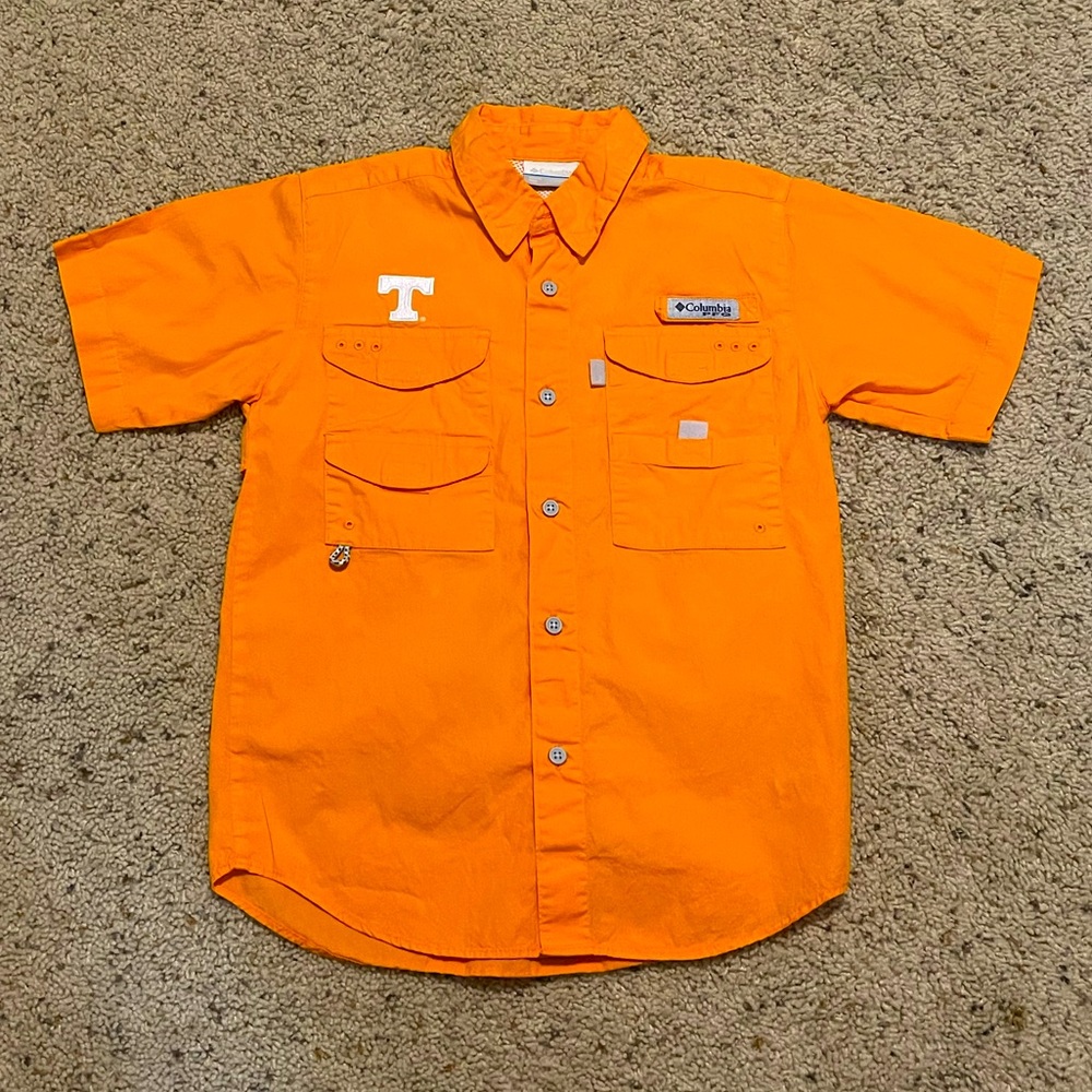 Boy’s Tennessee Columbia PFG shirt in size Medium in like new condition